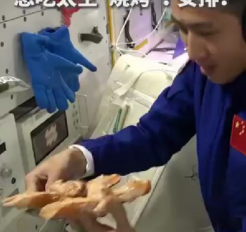 طاقما شنتشو 20 و21 يشوون الدجاج في الفضاء